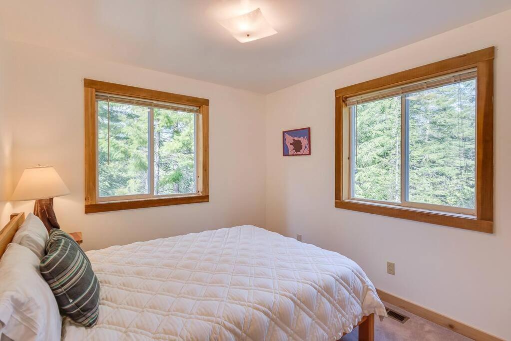 Hot Tub Cool Views: Roaring Creek Cabin Leavenworth Exteriör bild