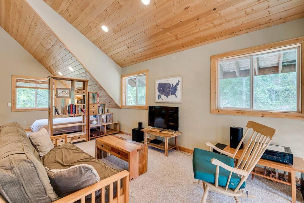 Hot Tub Cool Views: Roaring Creek Cabin Leavenworth Exteriör bild