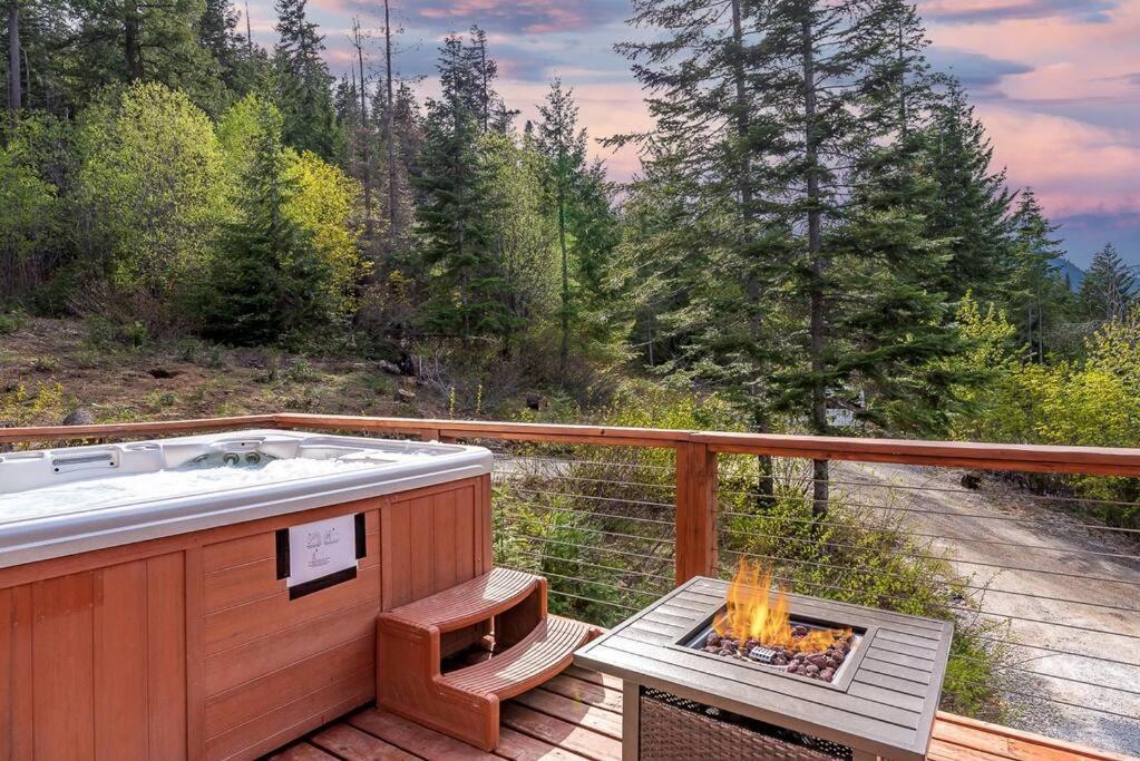 Hot Tub Cool Views: Roaring Creek Cabin Leavenworth Exteriör bild