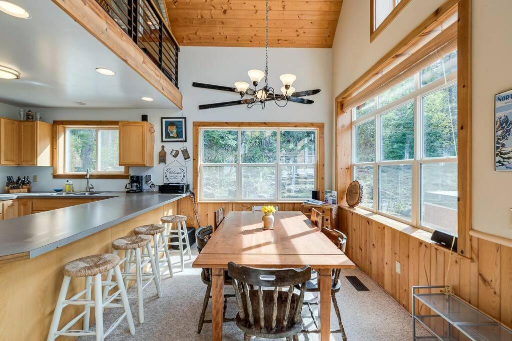 Hot Tub Cool Views: Roaring Creek Cabin Leavenworth Exteriör bild