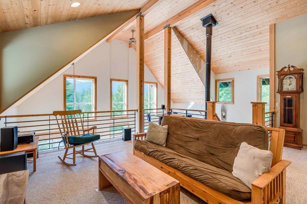 Hot Tub Cool Views: Roaring Creek Cabin Leavenworth Exteriör bild