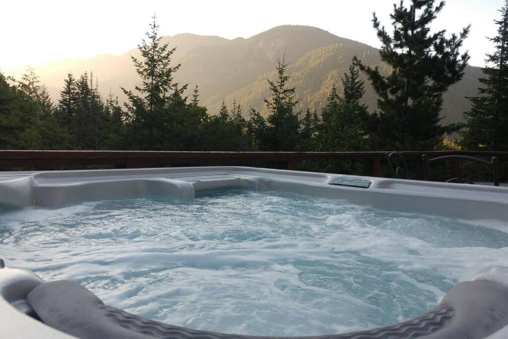 Hot Tub Cool Views: Roaring Creek Cabin Leavenworth Exteriör bild